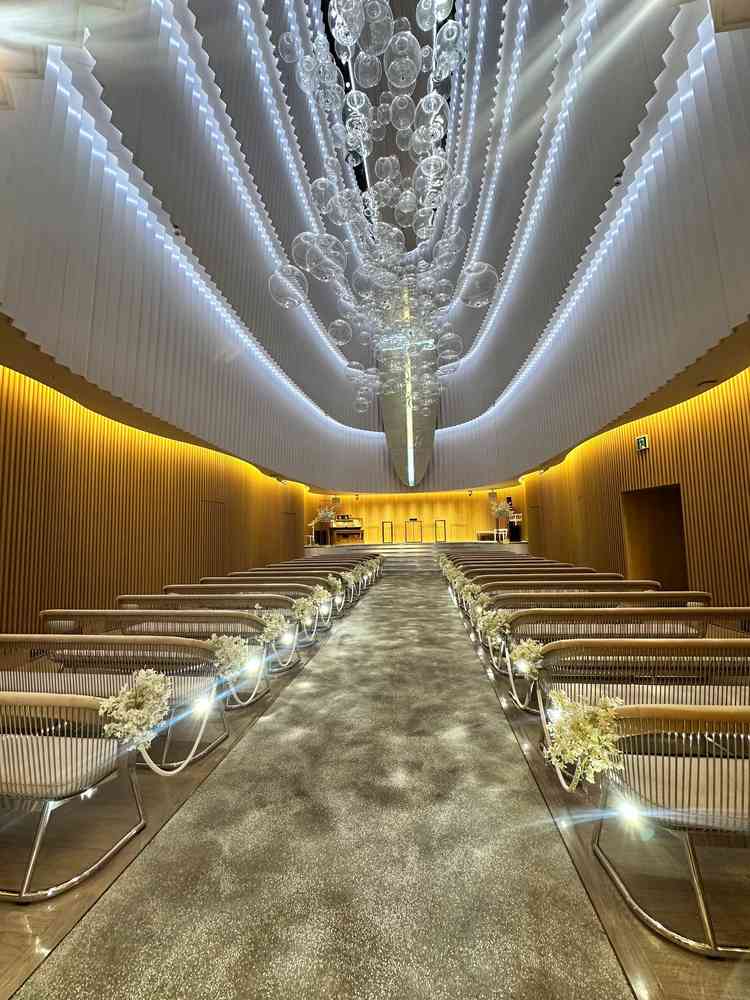 幻想感のあるチャペル。どちらのチャペルも素敵なので悩ましい。