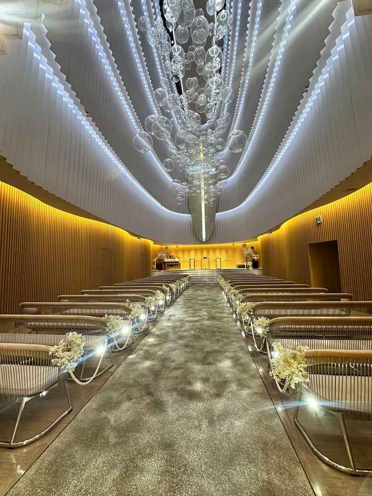 幻想感のあるチャペル。どちらのチャペルも素敵なので悩ましい。