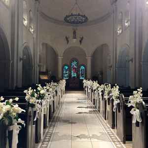 実際の式の照明を体験。チャペル自体が明るさを抑えているため白飛びせずウエディングドレスの白が際立つ