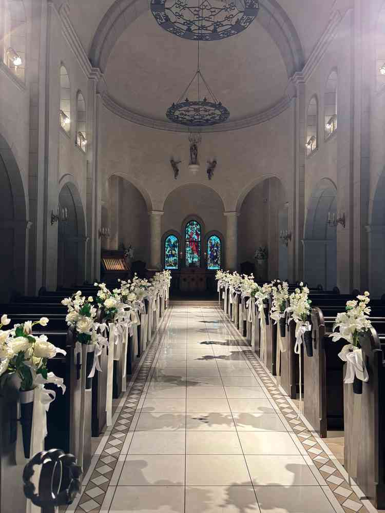 実際の式の照明を体験。チャペル自体が明るさを抑えているため白飛びせずウエディングドレスの白が際立つ