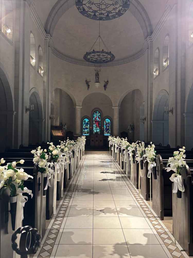 実際の式の照明を体験。チャペル自体が明るさを抑えているため白飛びせずウエディングドレスの白が際立つ