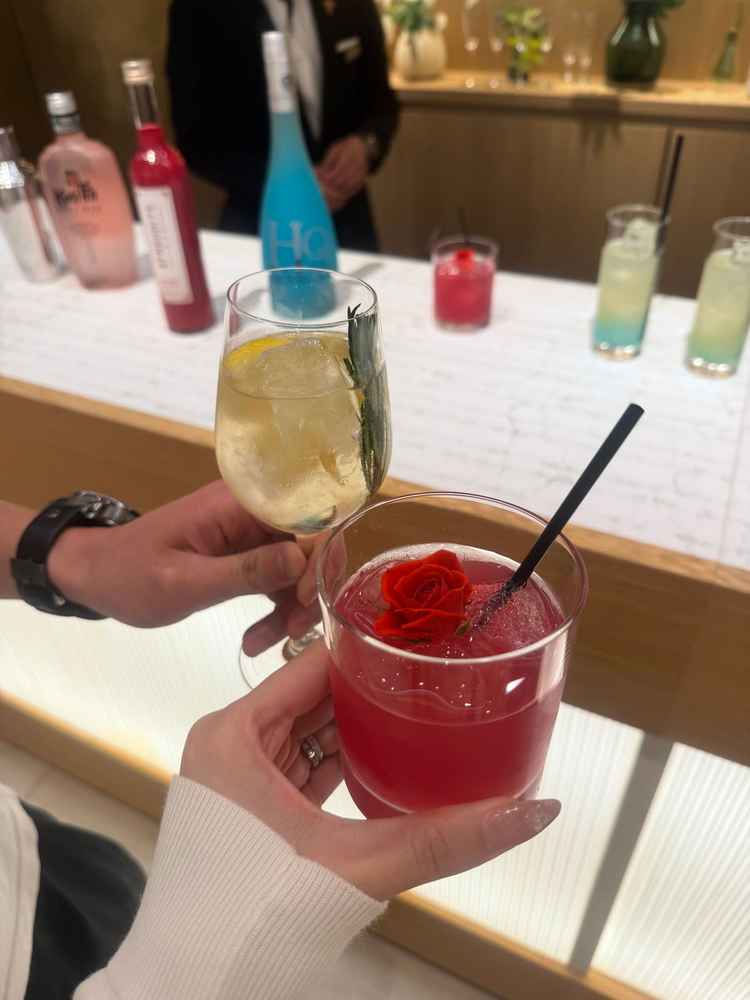 お酒が飲めない人も嬉しいノンアルコールのドリンクも可愛いものがあって、喜ばれると思いました。