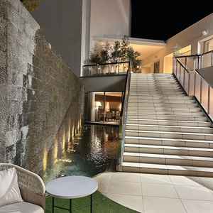 階段とテラスが素敵で、自分たちが降りてくるところを想像出来るくらいの理想的なテラスでした。