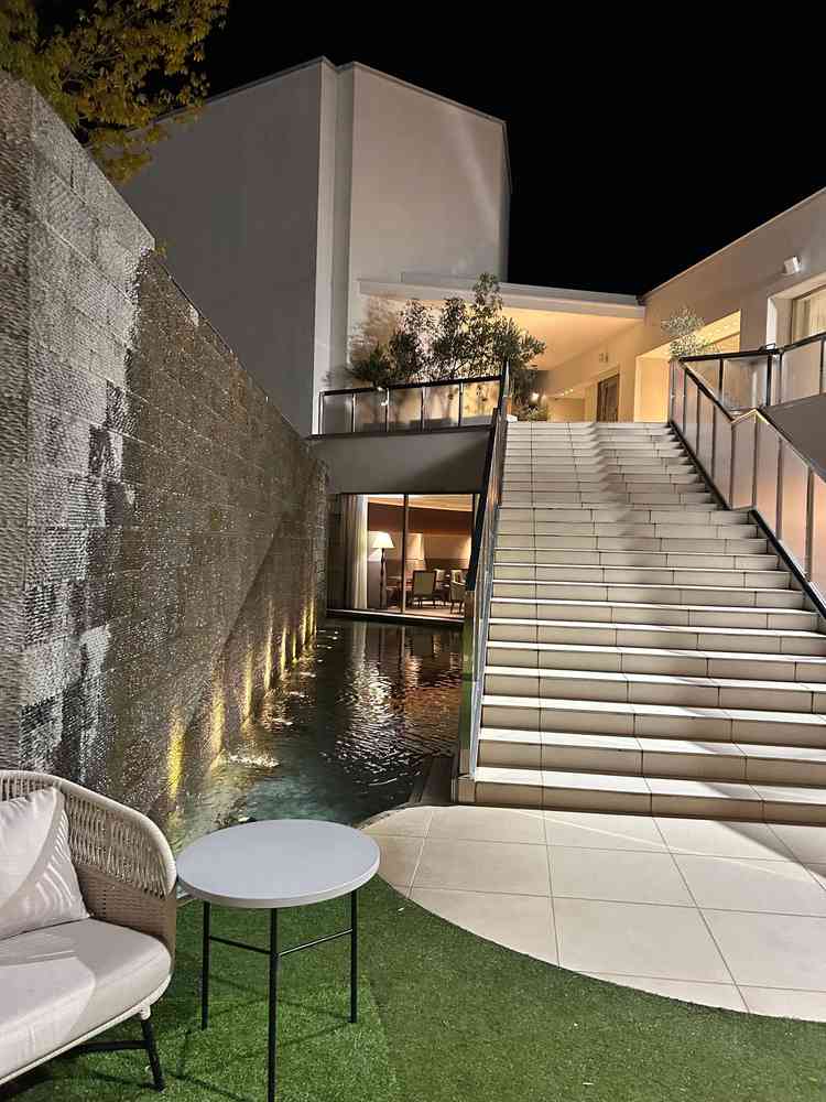 階段とテラスが素敵で、自分たちが降りてくるところを想像出来るくらいの理想的なテラスでした。