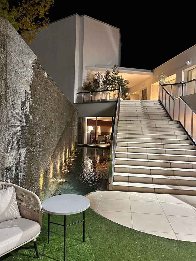 階段とテラスが素敵で、自分たちが降りてくるところを想像出来るくらいの理想的なテラスでした。