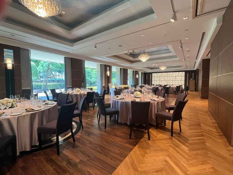 披露宴会場。60名着席可能な部屋で、オープンキッチンもある。枯山水が見える部屋。