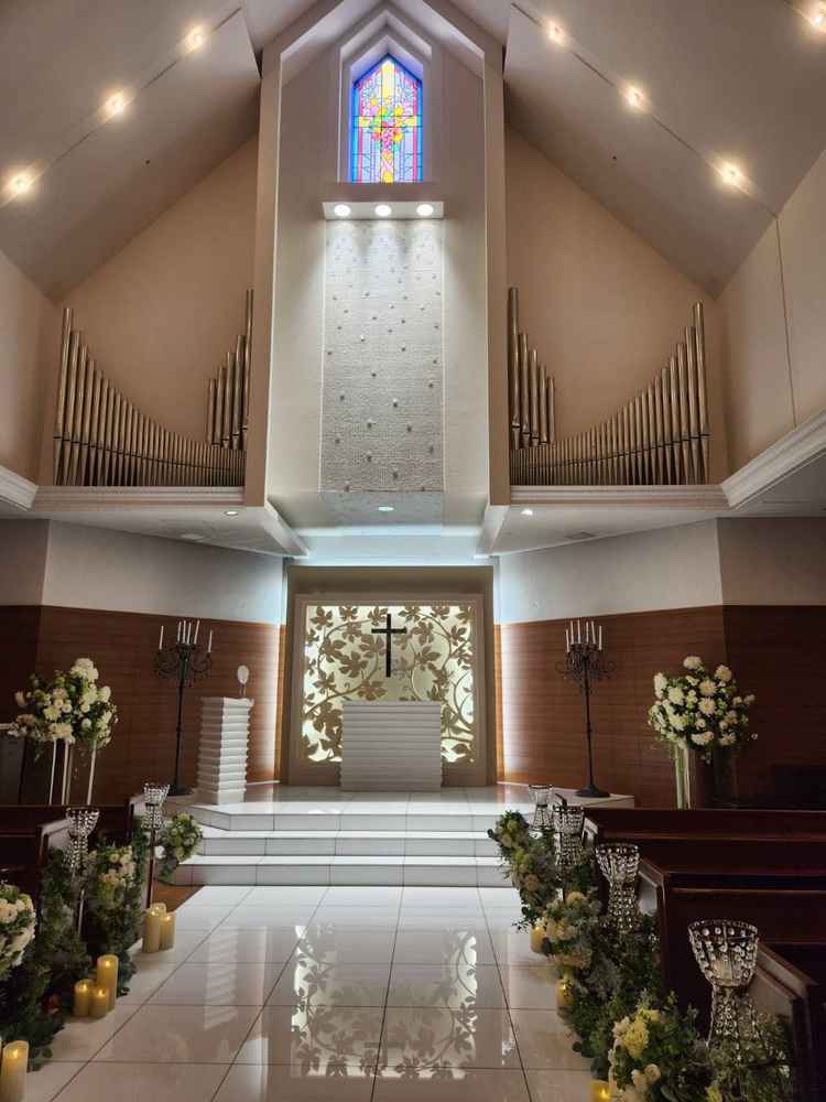 チャペルの写真です。床に反射して映る光景が印象に残っています。全体的にとても綺麗でした。