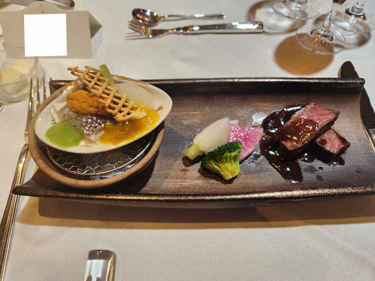 試食の肉料理と魚料理。中華、和食、フレンチの合わさった懐石料理でどれも美味しい。