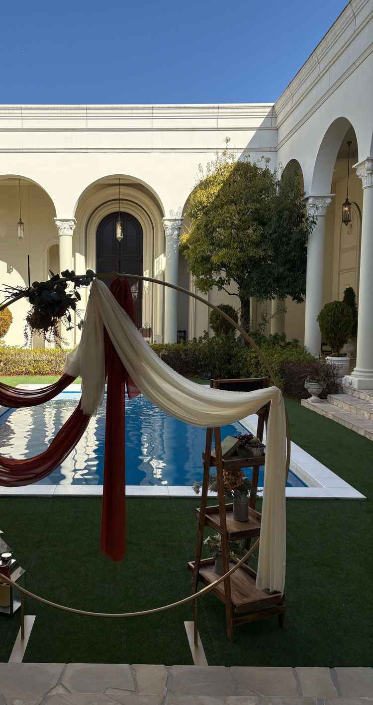 ガーデンのプールは広くて色々な催し物ができそう