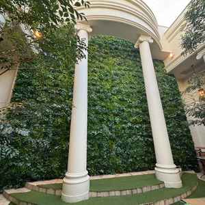 チャペルから出てきて、フラワーシャワーを行う所