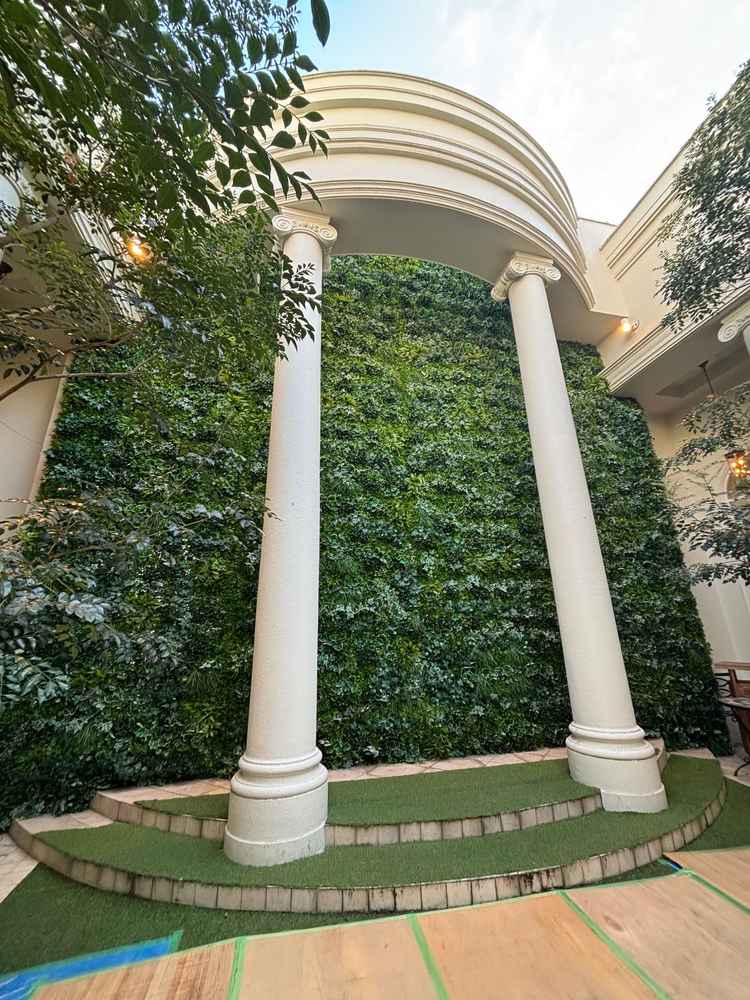 チャペルから出てきて、フラワーシャワーを行う所