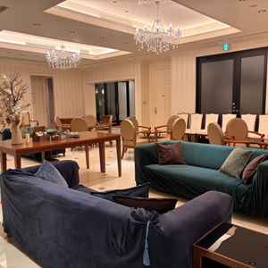 鮮やかな家具の待合ロビー