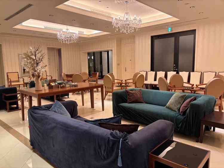 鮮やかな家具の待合ロビー