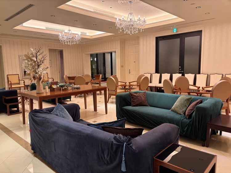 鮮やかな家具の待合ロビー