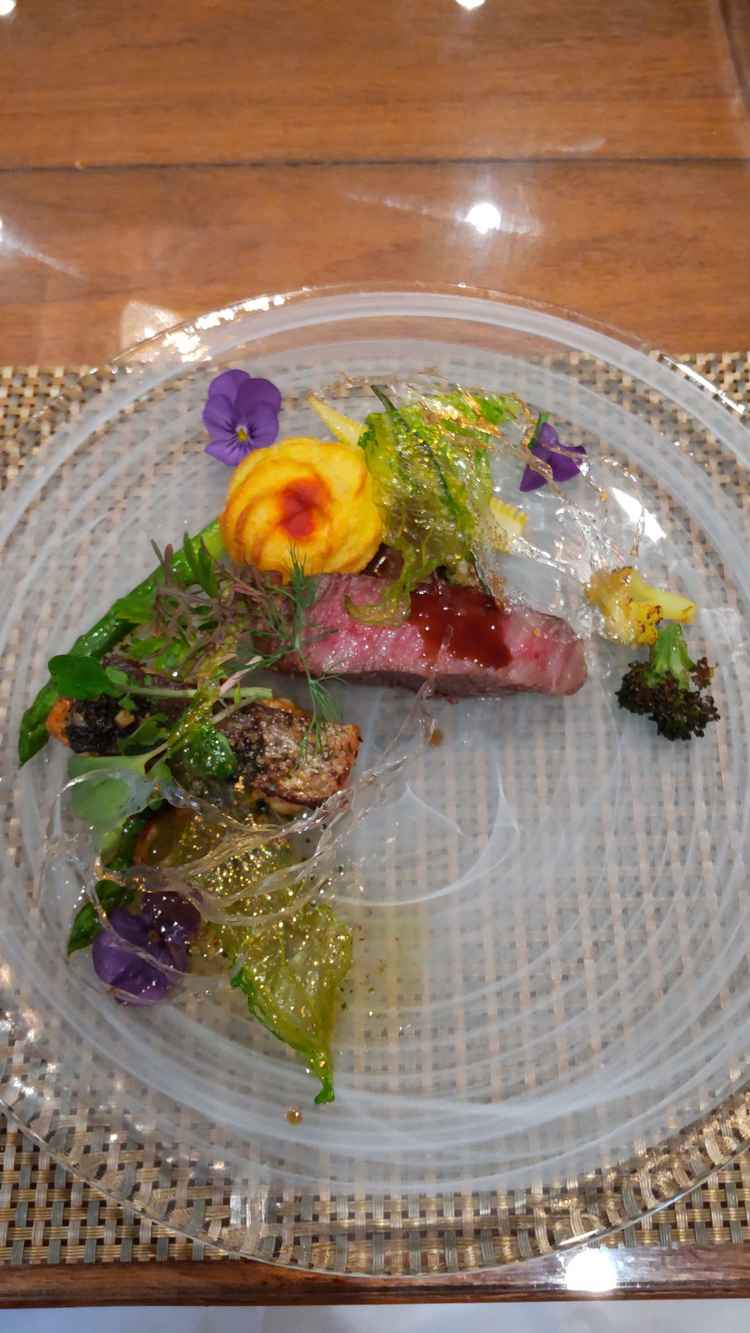 試食会のメインのお料理です。シェフからお話しを聞かせて頂き、心のこもったお料理に感動しました。