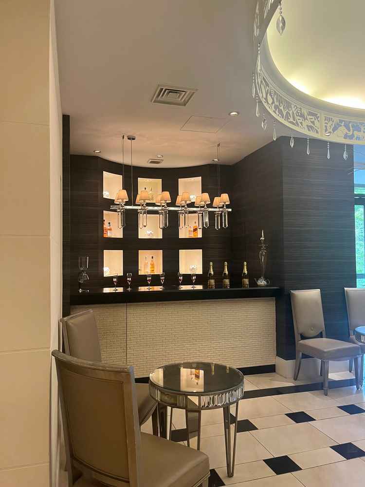 バーカウンターも待合室にあり自由に装飾して良いとのことでした。