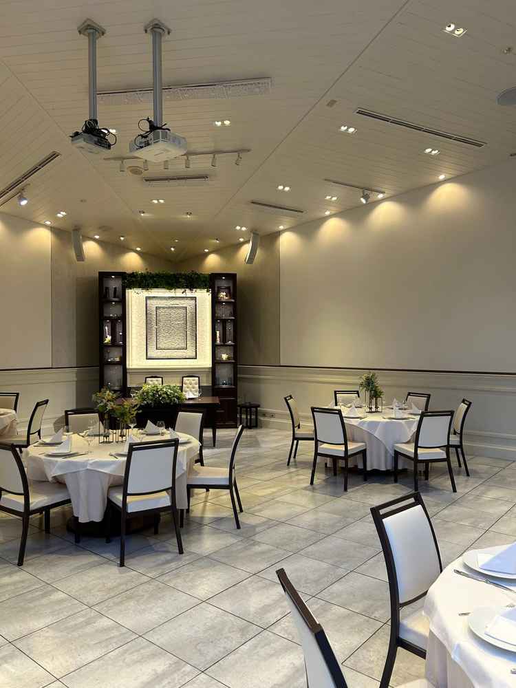 披露宴会場②です。こちらは白を基調としており、中庭とも繋がっているので明るい雰囲気が魅力的でした。