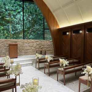 美しく落ち着いたチャペル。ウェディングドレスの白が映えるようにデザインされたと伺いました