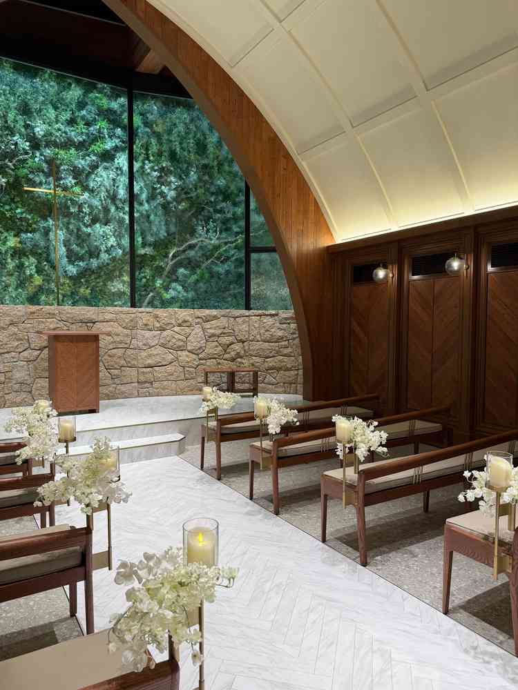 美しく落ち着いたチャペル。ウェディングドレスの白が映えるようにデザインされたと伺いました