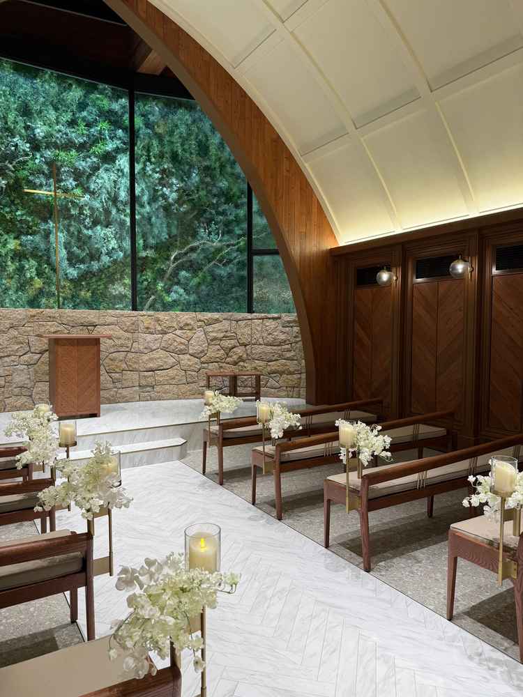 美しく落ち着いたチャペル。ウェディングドレスの白が映えるようにデザインされたと伺いました