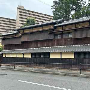 外観の一部です。外からでも竹やぶやお庭の緑が素敵なのがわかります。4000坪あるのでとても広い。