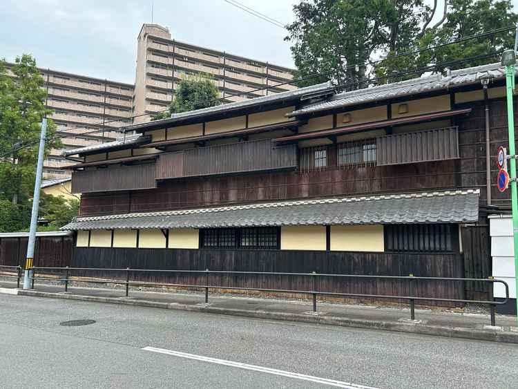 外観の一部です。外からでも竹やぶやお庭の緑が素敵なのがわかります。4000坪あるのでとても広い。