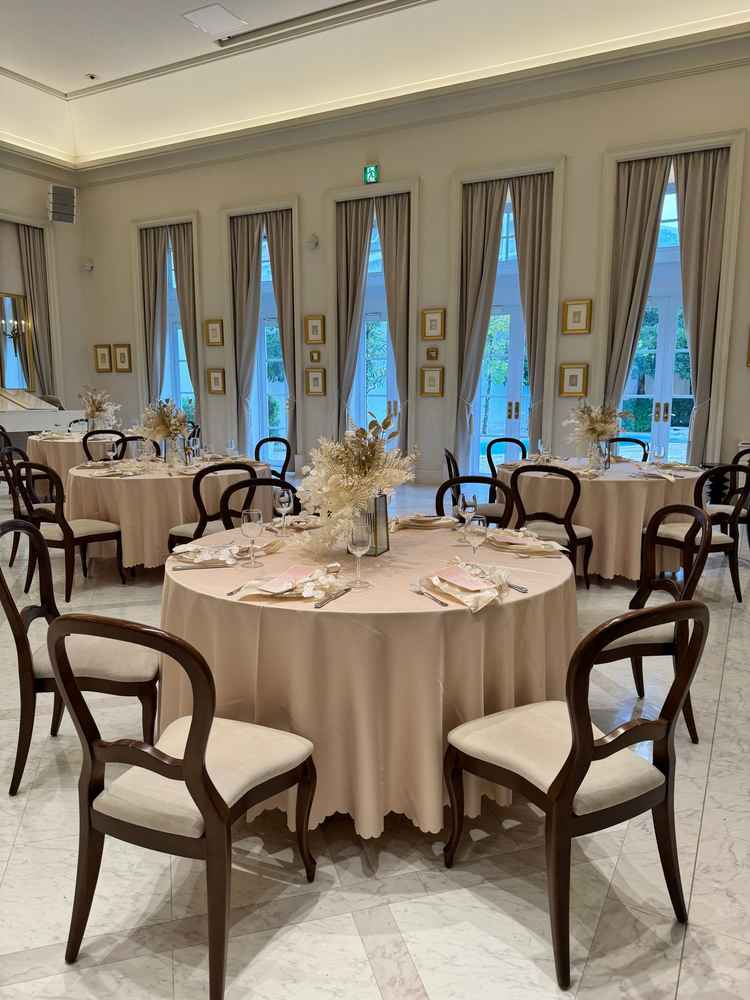 披露宴会場は、ちょうどいいサイズ感でドレスを着て歩いても余裕があるようになっていました。