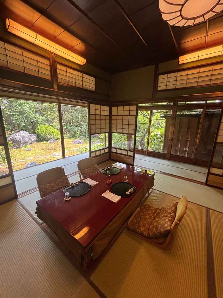 新郎新婦の控室。庭も見渡すことができ落ち着いた空間でした。