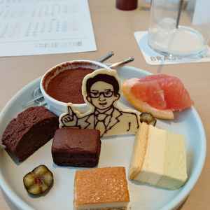 デザートも頂いきました。某塾で出会った話をしたらキャラクターのプレートをサプライズして頂きました。