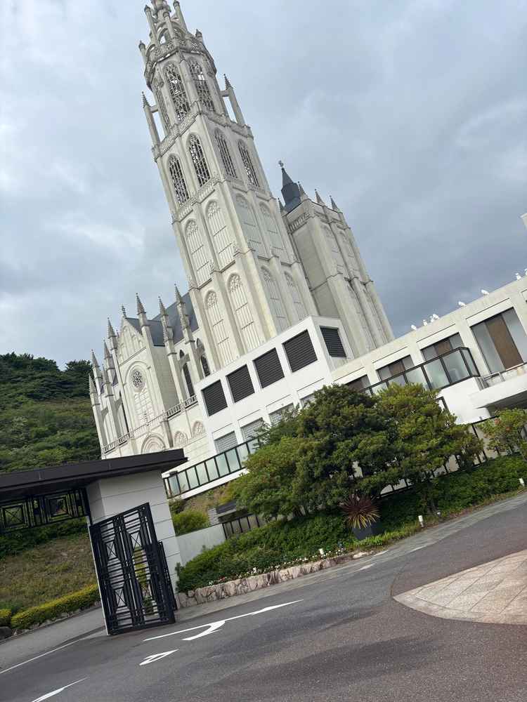 出入り口から見える建物は非常に大きく存在感があります。見つけやすい場所にあるので迷わず到着できます。