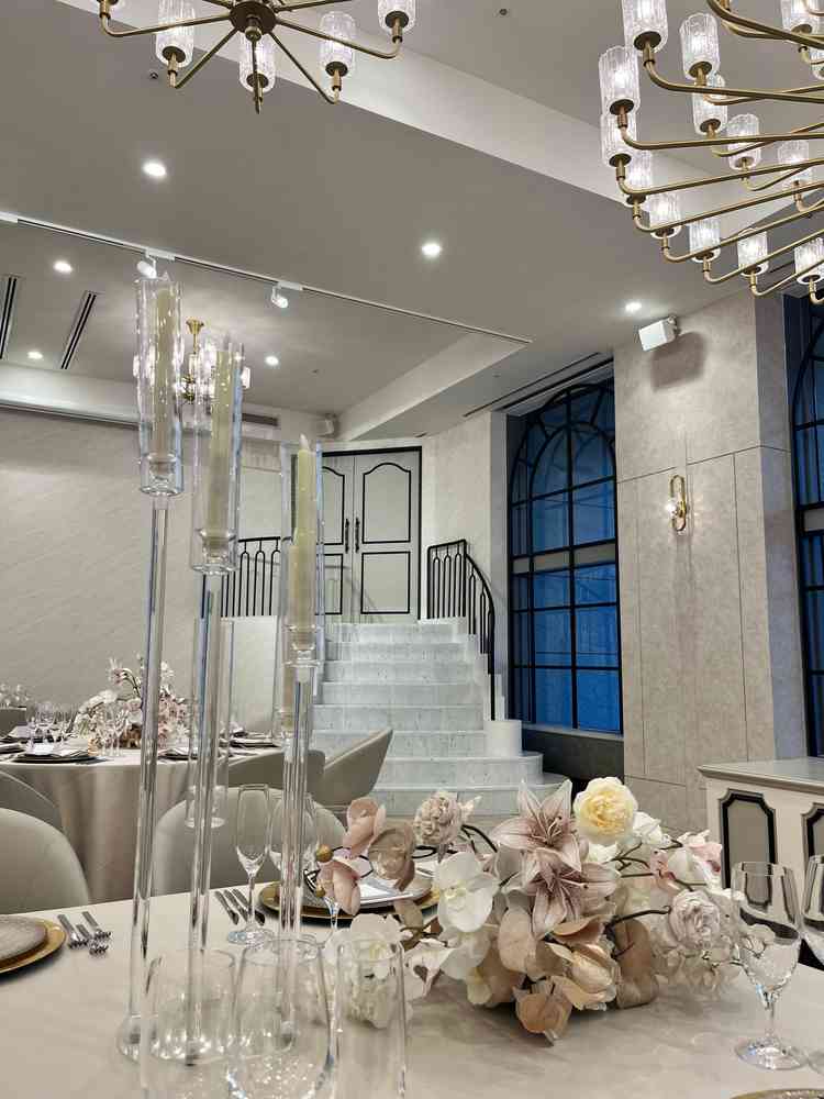 披露宴会場。扉から登場することができます。