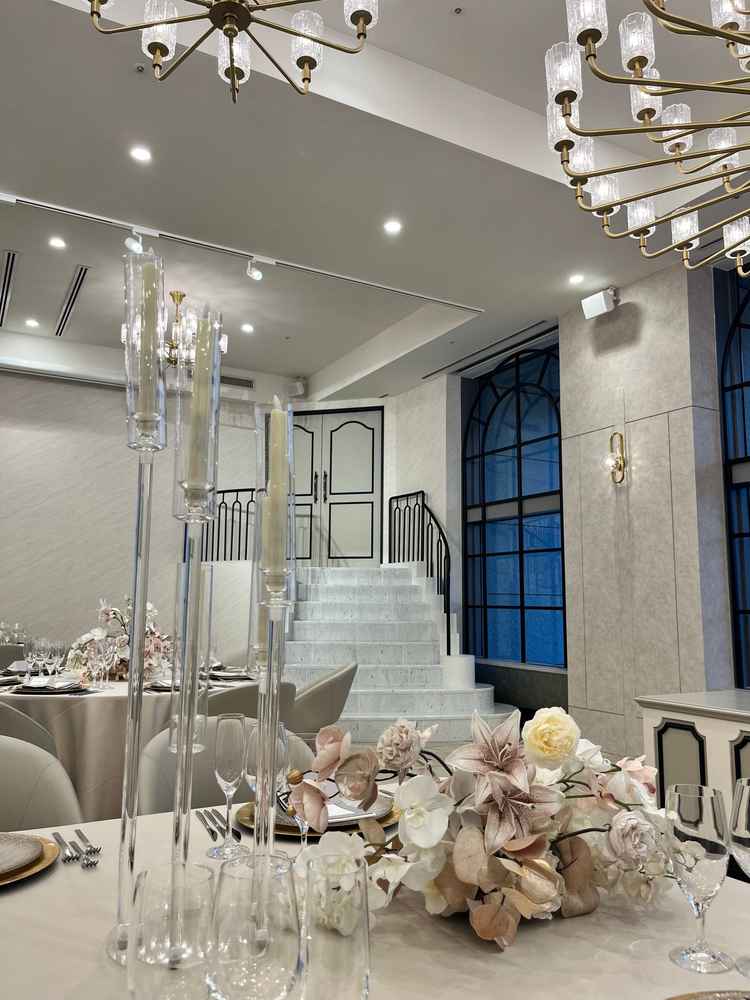 披露宴会場。扉から登場することができます。