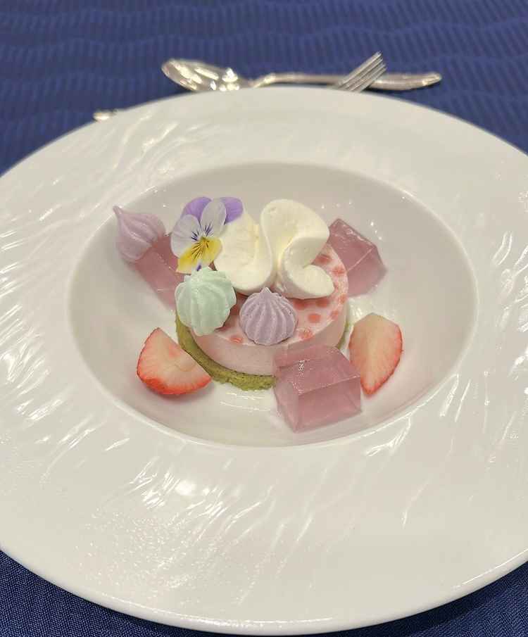 お料理は全体的にビジュアルが良いです。このデザートはラプンツェルみたいで可愛い