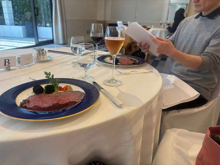 ローストビーフとトリュフコロッケが美味しかったです。ワインやシャンパンも美味しかったです。