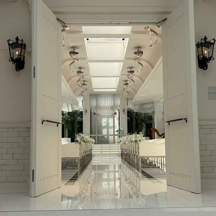 チャペルの写真です。ゲストの椅子が柔らかく長時間座っても疲れずらい設計でした。