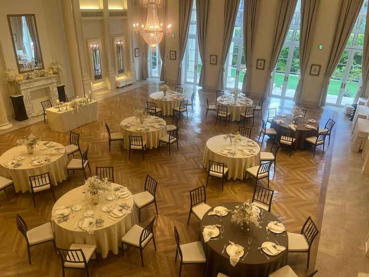 階段上からの披露宴会場の写真です。下から見た雰囲気とまた違った雰囲気が素敵でした。