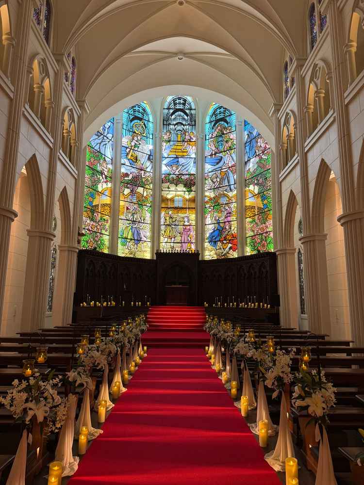 ステンドグラスが大迫力のチャペル。圧巻でした。