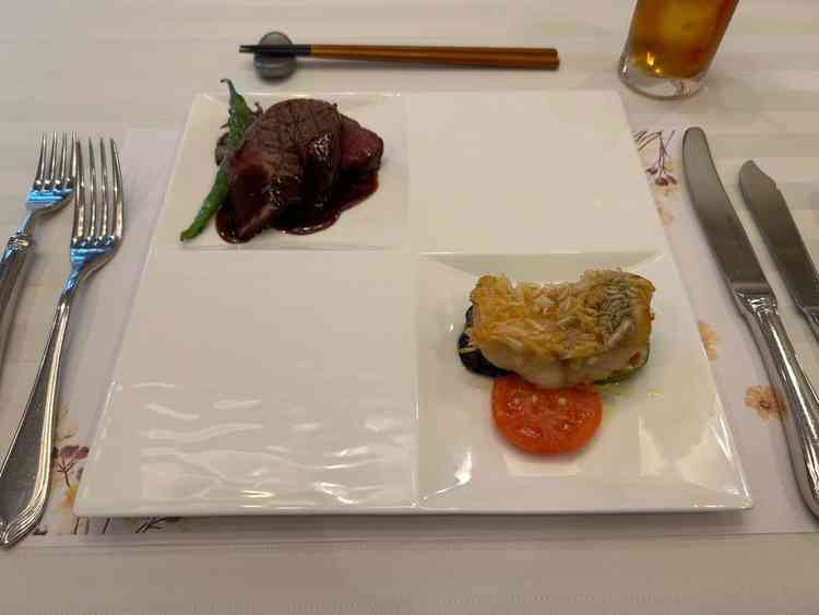 試食で提供していただいたお料理。お肉は柔らかく、魚は鱗がサクサク、身はふんわり絶品でした。