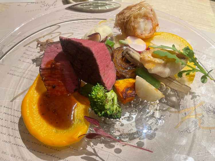 見学でいただいたメインディッシュです。特に魚料理の表面はパリパリでとても美味しくいただきました。