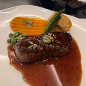 ご飯はとてもおいしかった。刺身、肉の試食があったがどちらも満足できるものであった。選べる範囲大きい