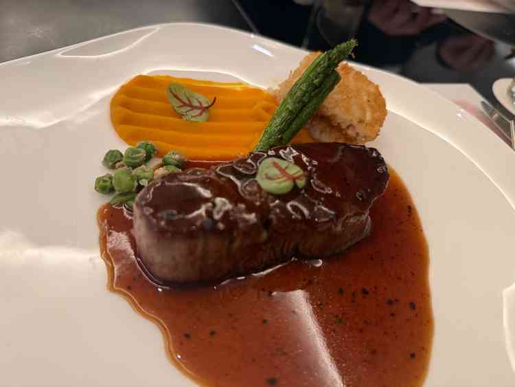 ご飯はとてもおいしかった。刺身、肉の試食があったがどちらも満足できるものであった。選べる範囲大きい