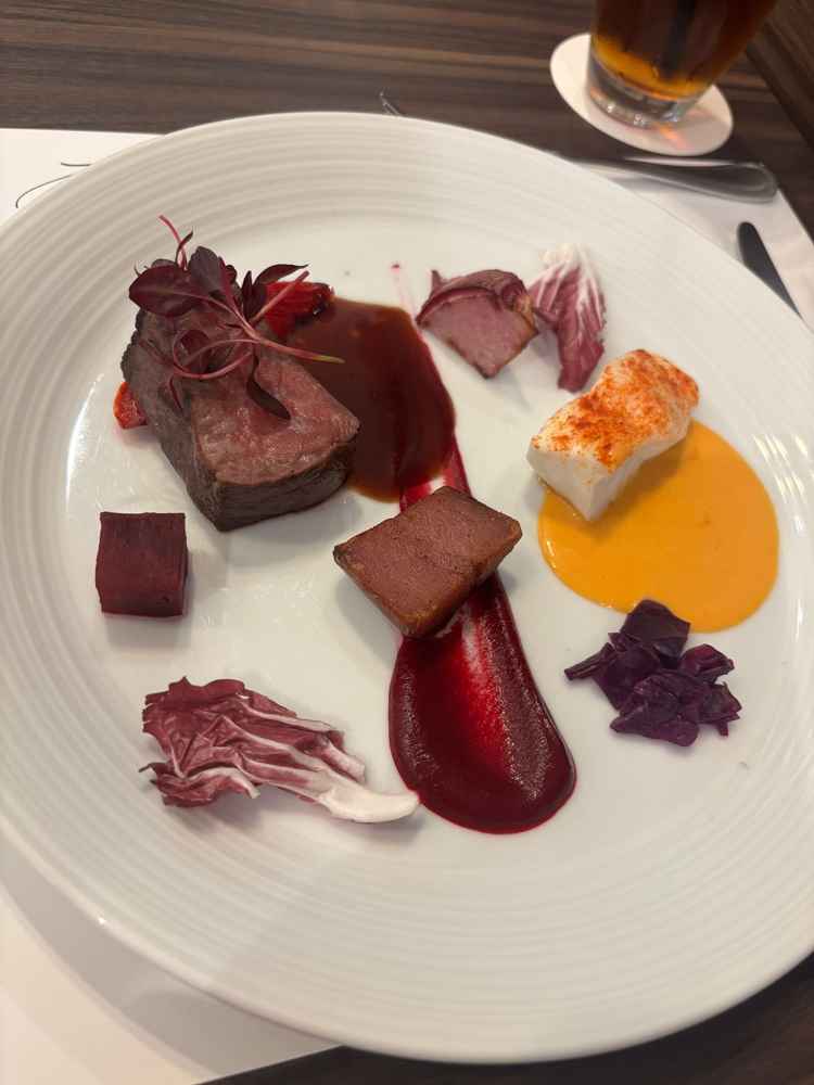 料理の写真。お肉が少し硬かったように感じました。マイナスポイントです。