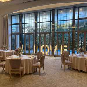 白を基調にした可愛らしい披露宴会場でした。LOVEの装飾を見学用に準備してくださいました。