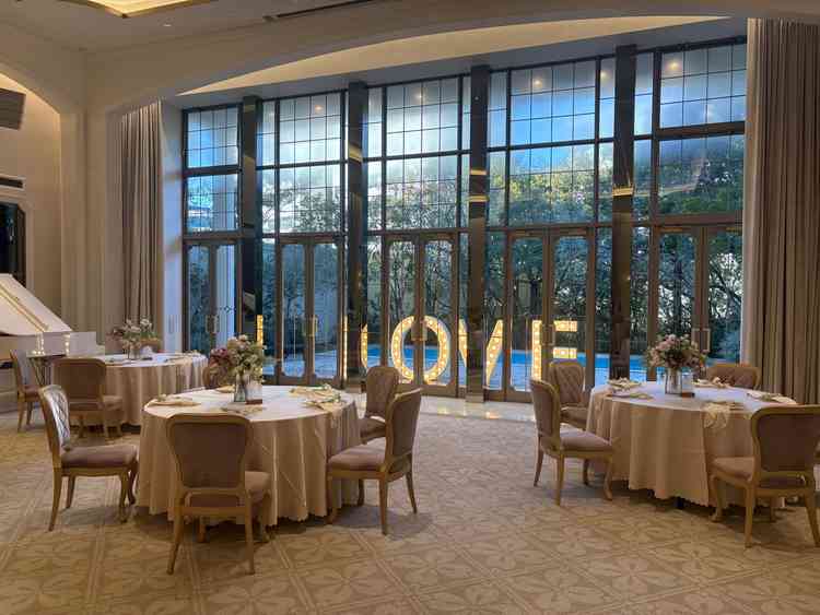 白を基調にした可愛らしい披露宴会場でした。LOVEの装飾を見学用に準備してくださいました。