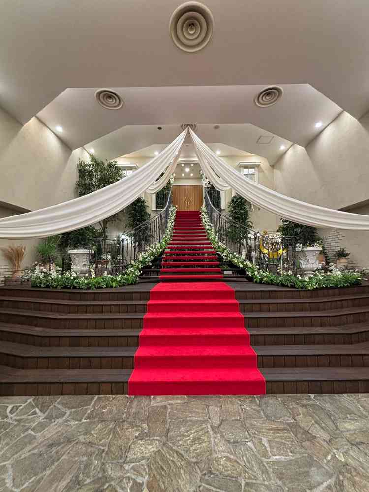 式場からでてきてレッドカーペットでブーケトスなどする