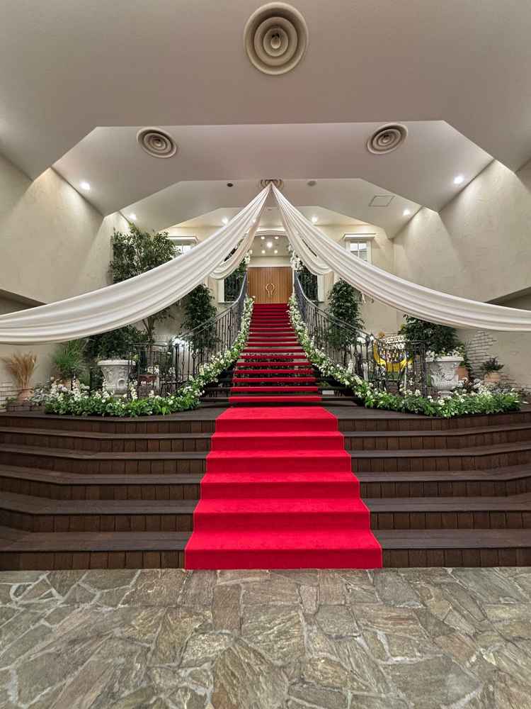 式場からでてきてレッドカーペットでブーケトスなどする