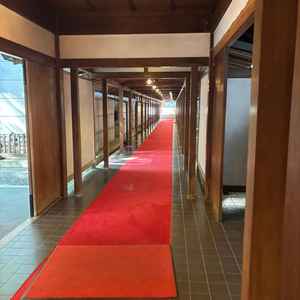 建物内も和の雰囲気で重厚感があり格式高い。