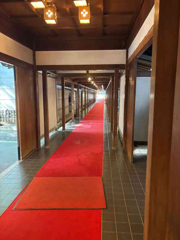 建物内も和の雰囲気で重厚感があり格式高い。