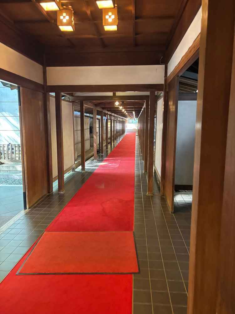 建物内も和の雰囲気で重厚感があり格式高い。