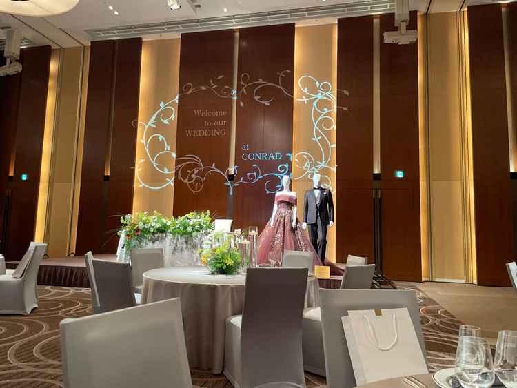 披露宴会場の様子。広々とした会場で、茶色を基調とした空間だった。